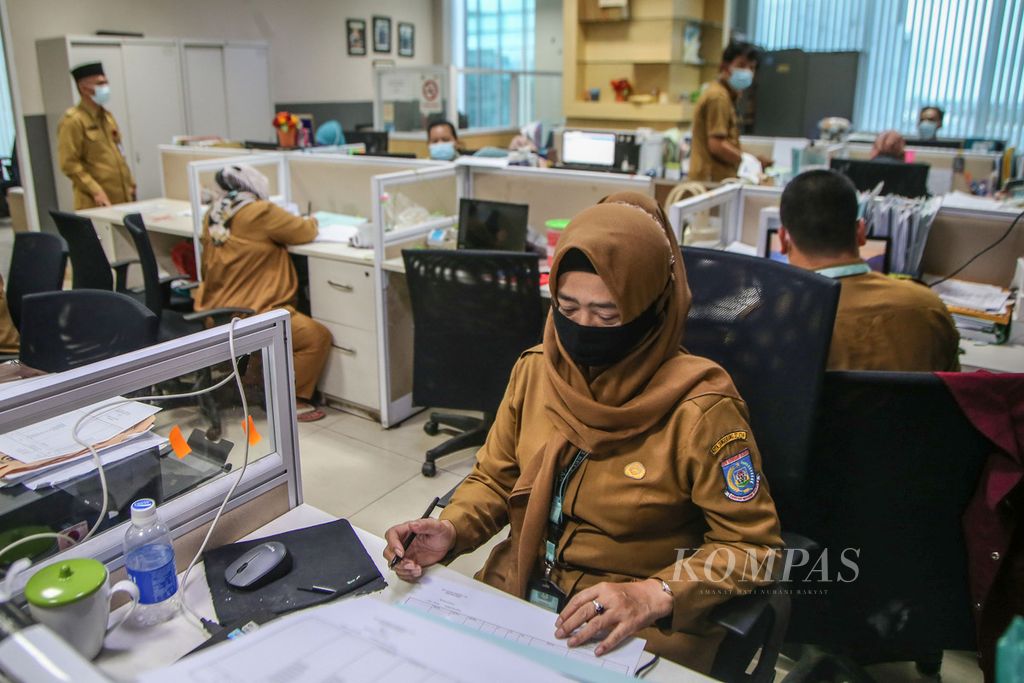 Aparatur sipil negara melakukan rutinitas pekerjaan di lingkungan kantor Pemerintah Kota Tangerang Selatan, Banten, Senin (28/12/2020).   