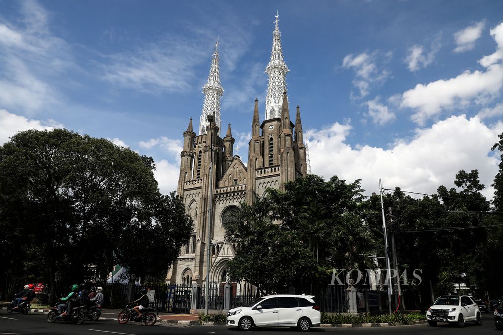 Gereja Katedral Jakarta atau Gereja Santa Maria Diangkat Ke Surga berdiri megah, Jumat (25/12/2020). Gedung gereja ini diresmikan pada 1901 dan dibangun dengan arsitektur neo-gotik dari Eropa. 