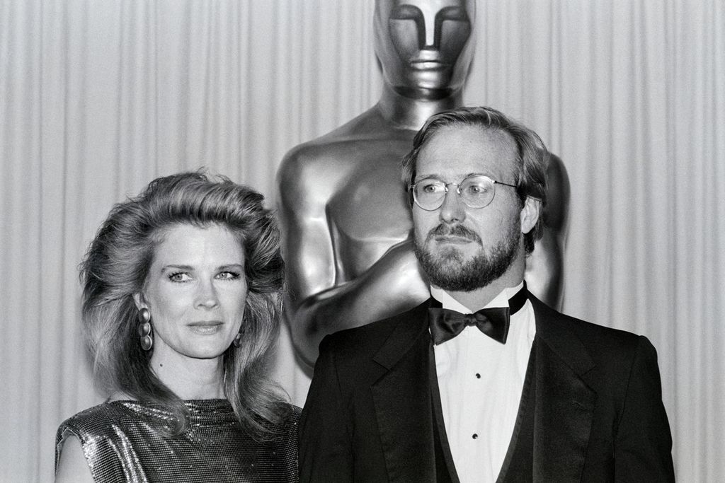 Aktris Kanada, Alexandra Stewart (kiri), dan aktor Amerika Serikat, William Hurt (kanan), berfoto bersama dalam acara tahunan Academy Awards Ke-57 di Hollywood, California, AS, pada 25 Maret 1985.
