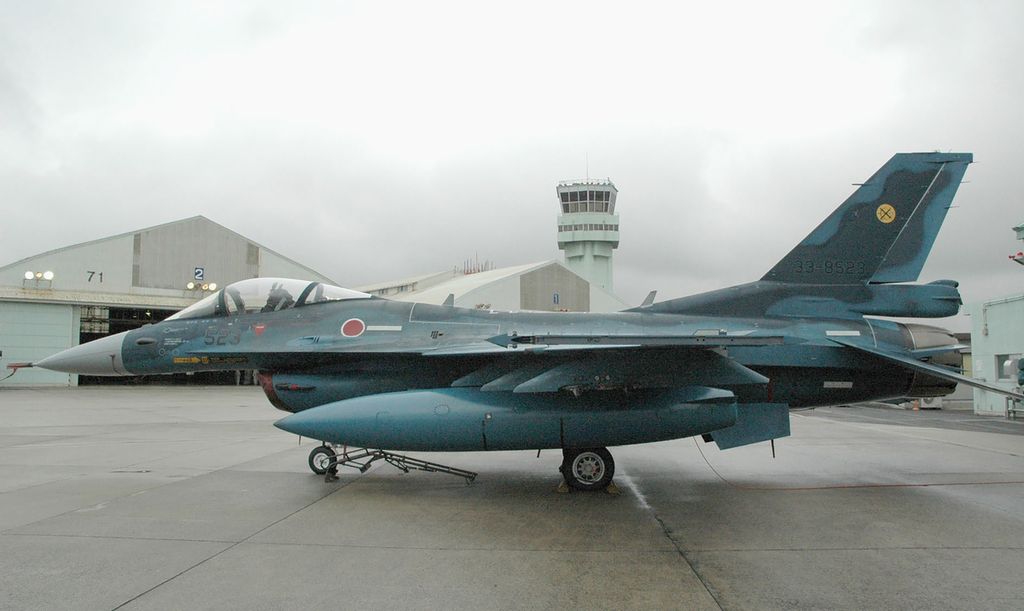 Pesawat tempur F-2 Angkatan Udara Bela Diri Jepang terlihat di Pangkalan Tsuiki, Prefektur Fukuoka, Jepang, pada Maret 2010. Jepang mengumumkan akan bersama-sama mengembangkan jet tempur generasi baru dengan Inggris dan Italia karena Jepang ingin memperluas kerja sama pertahanan di luar sekutu tradisionalnya, Amerika Serikat.