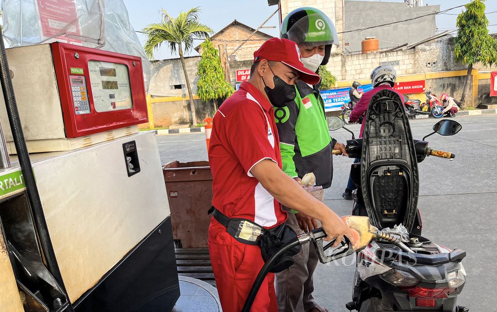 Petugas mengisi bahan bakar minyak (BBM) jenis pertalite ke kendaraan pengemudi ojek daring di SPBU di kawasan Kembangan, Jakarta Barat, Senin (18/7/2022). Harga BBM nonsubsidi yang terus melambung sebagai akibat dari tingginya harga minyak mentah dunia berdampak pada beralihnya konsumen ke BB, subsidi.