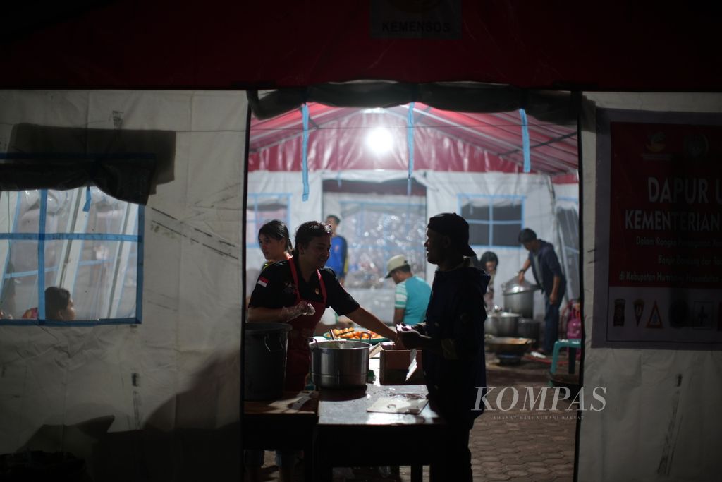 Aktivitas petugas Taruna Siaga Bencana (Tagana) di dapur umum untuk pengungsi banjir bandang di Kantor Kecamatan Baktiraja, Kabupaten Humbang Hasundutan, Sumatera Utara, awal Desember 2023.