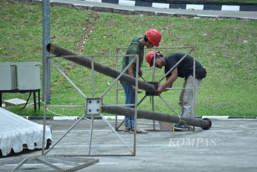Pekerja sedang memasang instalasi untuk fasilitas seri ke-12 Piala Dunia Panjat Tebing 2022 di Indonesia saat dipotret di SCBD Park, Jakarta, Selasa (20/9/2022). 