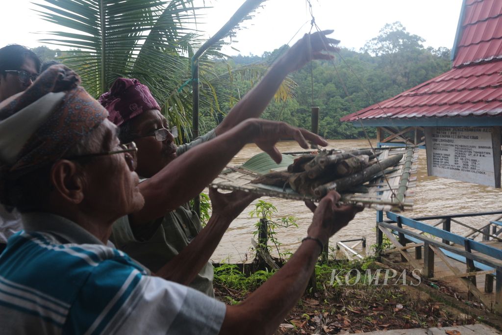 Tokoh adat peserta ritual adat Muda'i Laman memberikan sesajen atau ancak dalam bahasa Dayak Tomun kepada pada leluhur di penjuru Desa Kinipan, Kabupaten Lamandau, Kalteng, Rabu (7/12/2022).