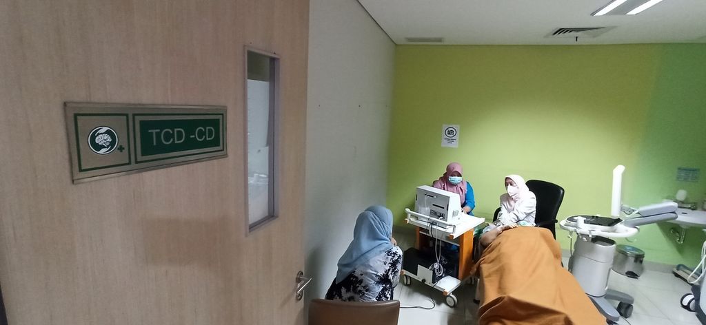 Seorang pasien menjalani pemeriksaan <i>trans-cranial doppler/carotid duplex</i> (TCD/CD) di RS Pusat Otak Nasional Prof Dr dr Mahar Mardjono, Jakarta, Senin (6/2/2023). Pemeriksaan TCD/CD merupakan salah satu pemeriksaan yang termasuk di dalam rangkaian pemeriksaan <i>brain check up</i>. 