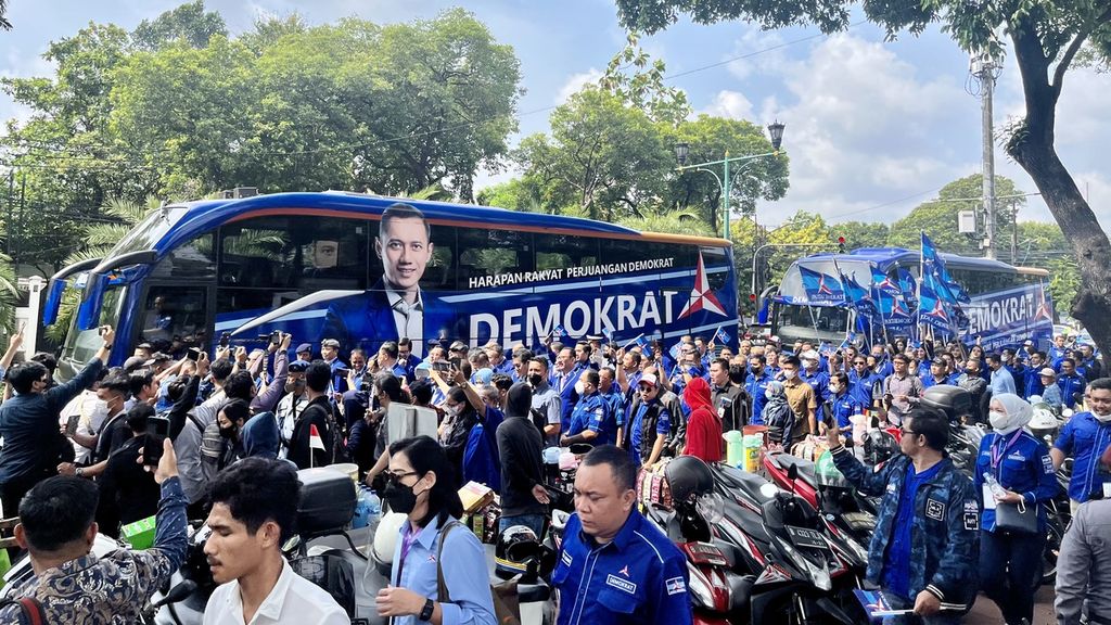 Ketua Umum Partai Demokrat Agus Harimurti Yudhoyono bersama ratusan kader Demokrat menuju kantor KPU di Jalan Imam Bonjol (5/8/2022) untuk mendaftar sebagai partai politik calon peserta Pemilu 2024.