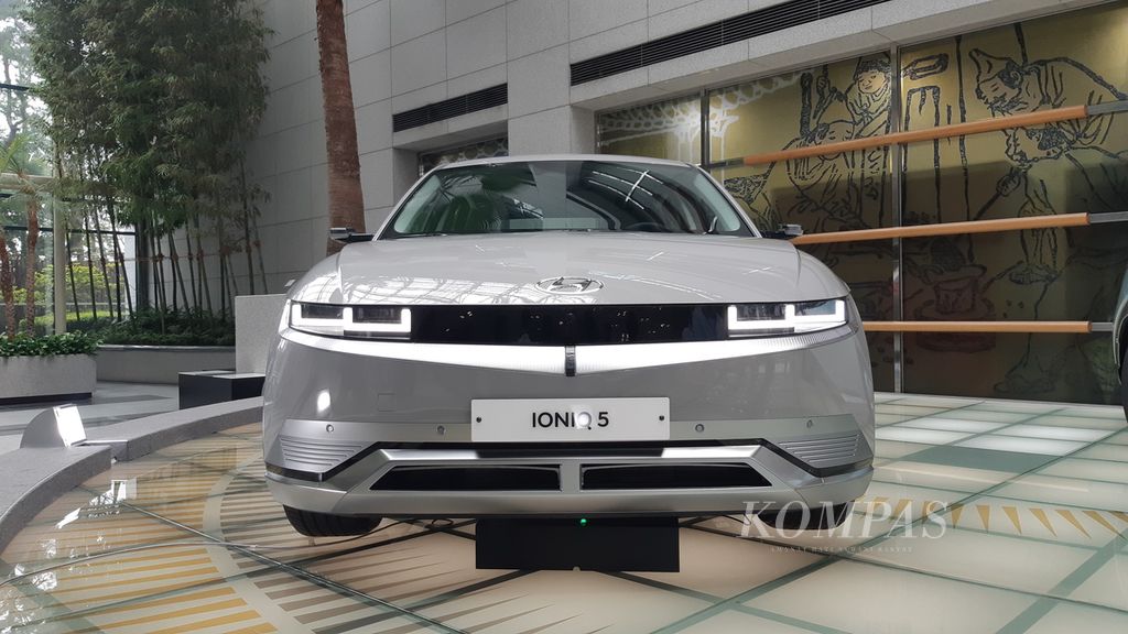 Hyundai Ioniq 5 yang dipamerkan di Kantor Pusat HMC, Seoul, Korea Selatan, Rabu (12/7/2023). Ioniq 5 merupakan mobil listrik murni dengan baterai litium-ion berkapasitas 72,6 kWh dan mampu menempuh jarak 451-481 kilometer hanya dengan sekali pengisian daya.