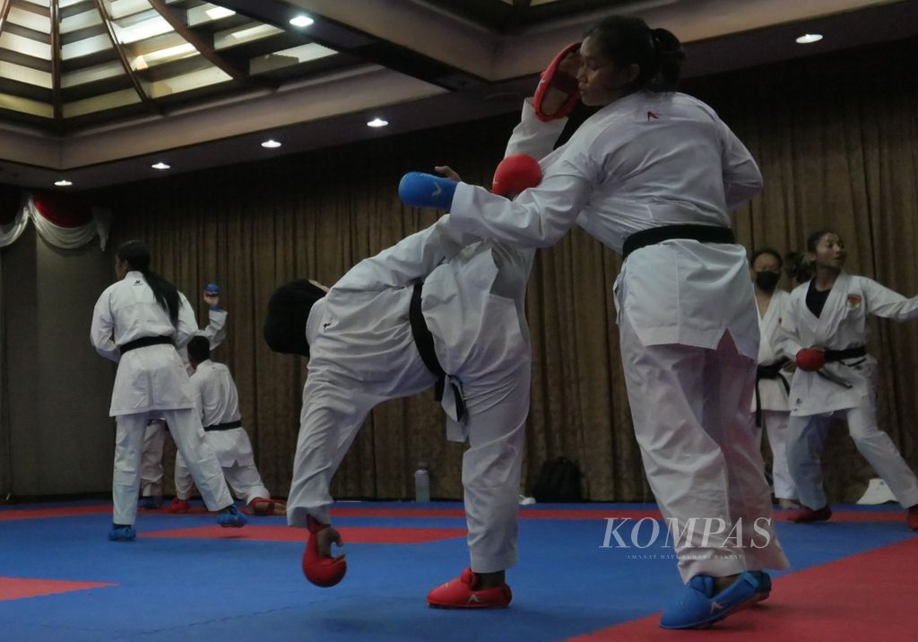 Suasana latihan di pelatnas karate Pengurus Besar Federasi Olahraga Karate-do Indonesia (PB Forki) di Kompleks Gedung Manggala Wanabakti, Kementerian Lingkungan Hidup dan Kehutanan, Jakarta Pusat, Senin (4/4/2022). Menjelang SEA Games 2021, pelatnas karate masih menanti baju karate baru. Seragam baru sangat dibutuhkan oleh tim kata atau seni pertunjukkan jurus karena salah satu komponen penilaian ialah penampilan. Jika memungkinkan, seragam baru itu tiba lebih cepat agar atlet bisa lebih menyesuaikan dengan kondisi tubuhnya. Sebab, biasanya, baju baru itu ukurannya tidak benar-benar pas. Kalau tiba jauh-jauh hari, atlet masih ada waktu untuk menjahitnya. 