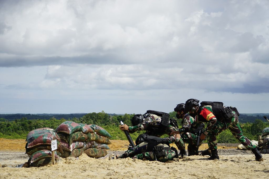 Prajurit TNI Angkatan Darat bersiap melontarkan mortir dalam Garuda Shield 15/2021, latihan gabungan TNI AD dan US Army, di Pusat Latihan Tempur Amborawang, Kecamatan Samboja, Kutai Kartanegara, Kalimantan Timur, Kamis (12/8/2021).