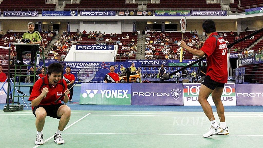 Liliyana Natsir (kiri) dan Nova Widianto meluapkan kegembiraan setelah memastikan gelar juara dunia ganda campuran dengan mengalahkan Zheng Bo/Gao Ling (China) pada laga final Kejuaraan Dunia Bulu Tangkis 2007 di Stadion Putra, Bukit Jalil, Malaysia, 19 Agustus 2007. 