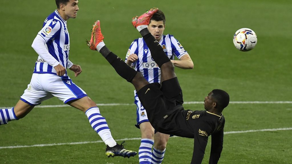 Aksi akrobatik striker Barcelona, Ousmane Dembele, di depan gawang Real Sociedad saat kedua tim bertanding pada Liga Spanyol di Stadion Reale Arena, Spanyol, Senin (22/3/2021) dini hari WIB. Dembele mencetak satu gol pada pertandingan yang berakhir 6-1 untuk kemenangan Barcelona. 