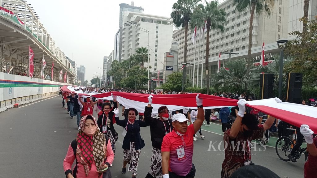 Masyarakat umum, pelajar, organisasi masyarakat, tokoh masyarakat, pemuka agama, dan instansi pemerintah turut serta dalam pembentangan bendera Merah Putih sepanjang 1,7 kilometer dari Monumen Nasional (Monas) ke Bundaran Hotel Indonesia, Jakarta, Minggu (28/8/2022).