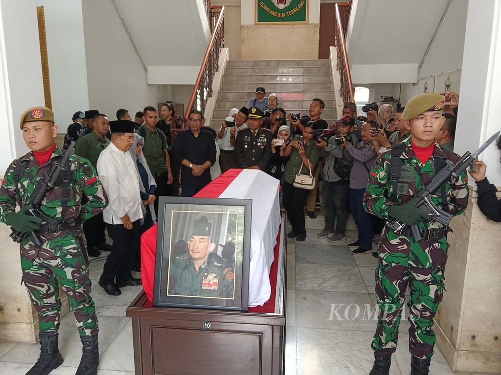 The 10th and 12th Vice President of Indonesia, Jusuf Kalla together with his wife, prayed for the late figure from West Java, retired Lieutenant General TNI Solihin Gautama Purwanegara, whose body is laid in state at the III Siliwangi Regional Military Command Headquarters in Bandung, on Tuesday (5/3/2024). Solihin served as the Governor of West Java from 1970 to 1975 and as the Hasanuddin Regional Military Commander from 1964 to 1968.