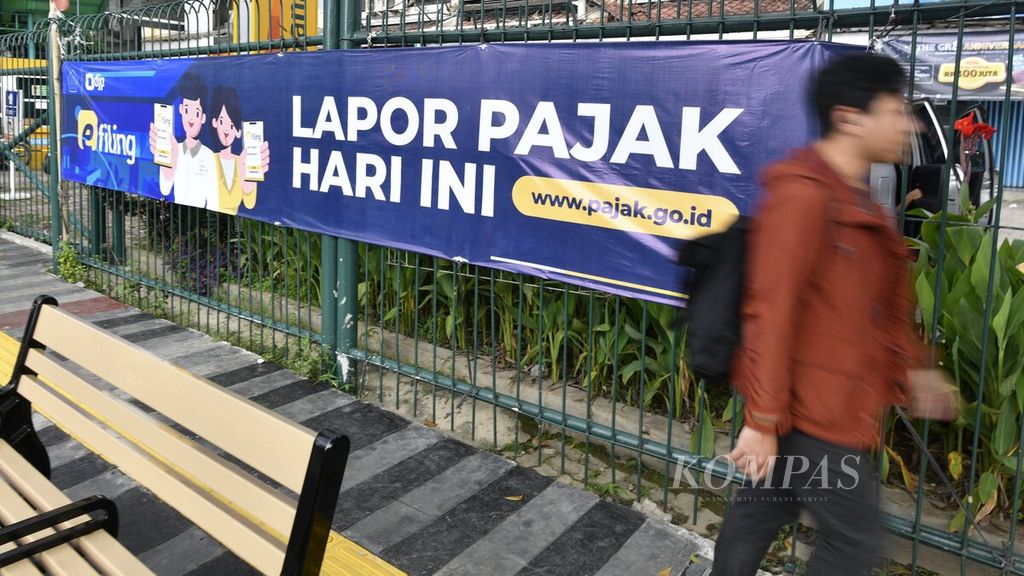 Spanduk sosialisasi pelaporan surat pemberitahuan (SPT) pajak tahunan terpasang di kawasan Pasar Puri Indah, Jakarta Barat, Jumat (3/3/2023). 