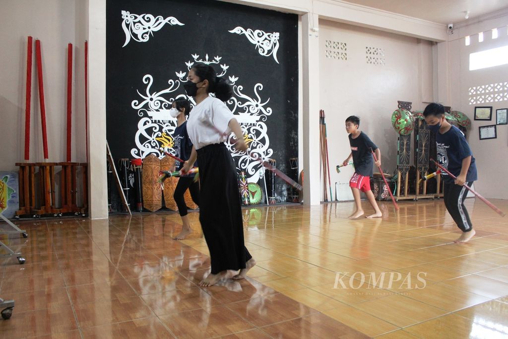 Young dancers aged 14-15 years practicing at Tris Sofia's Betang Batarung Studio, on Sunday (20/11/2022) morning.