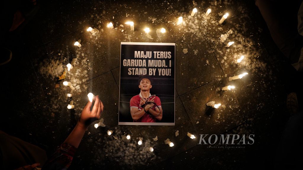 Simbol cinta dibentuk mengelilingi poster dukungan untuk tim sepak bola U-20 saat ratusan suporter sepak bola Indonesia mengikuti Aksi 1.000 Lilin dan Doa Bersama untuk Tim U-20 Indonesia "Selamatkan Masa Depan Sepak Bola Indonesia" di Gedung Joang 45, Jakarta, Selasa (4/4/2023). 