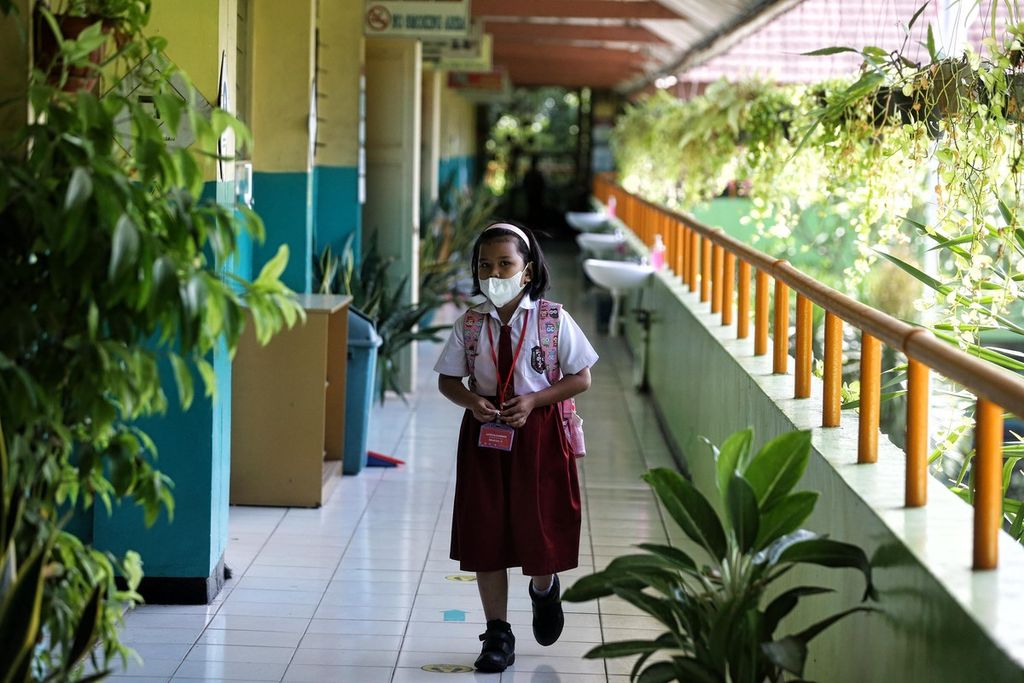 Siswi mencari ruang kelasnya untuk mengkuti pembelajaran tatap muka (PTM) di SDN 12 Bintaro, Jakarta Selatan, Senin (3/1/2022). 