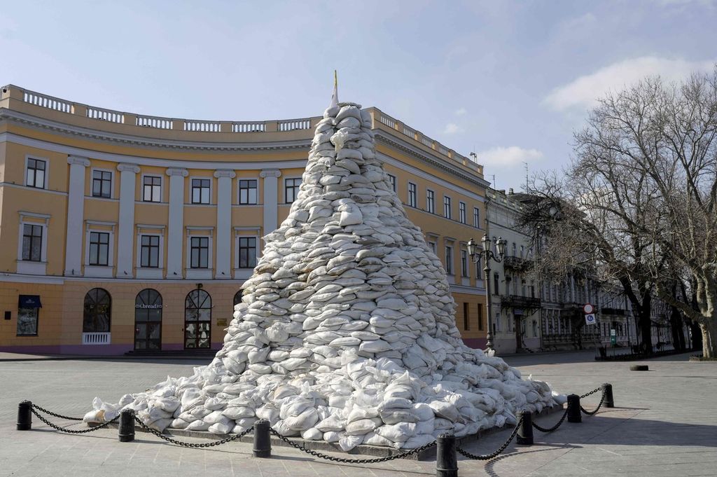 Patung pendiri kota Odessa, Duke de Richelieu telah dilindungi dengan tumpukan karung berisi pasir. Foto diambil pada Kamis (17/3/2022).