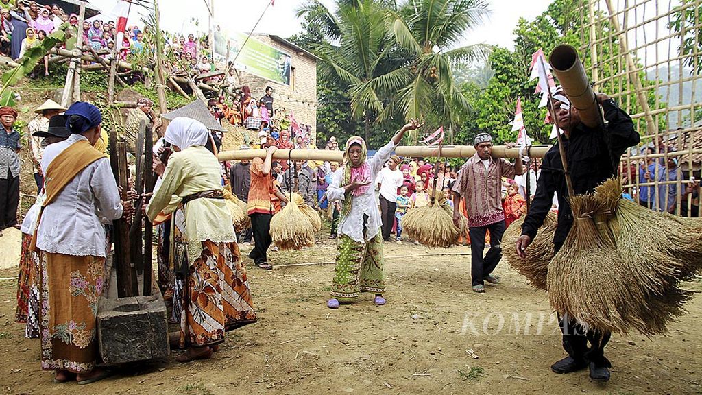 Masyarakat adat Kasepuhan di Desa Cirompang, Kecamatan Sobang, Kabupaten Lebak, Banten menggelar festival "Pare Gede", Sabtu (24/10/2015). Festival ini dilakukan untuk menandai prosesi penyimpanan hasil panen ke dalam lumbung sebagai bagian dari strategi ketahanan pangan.