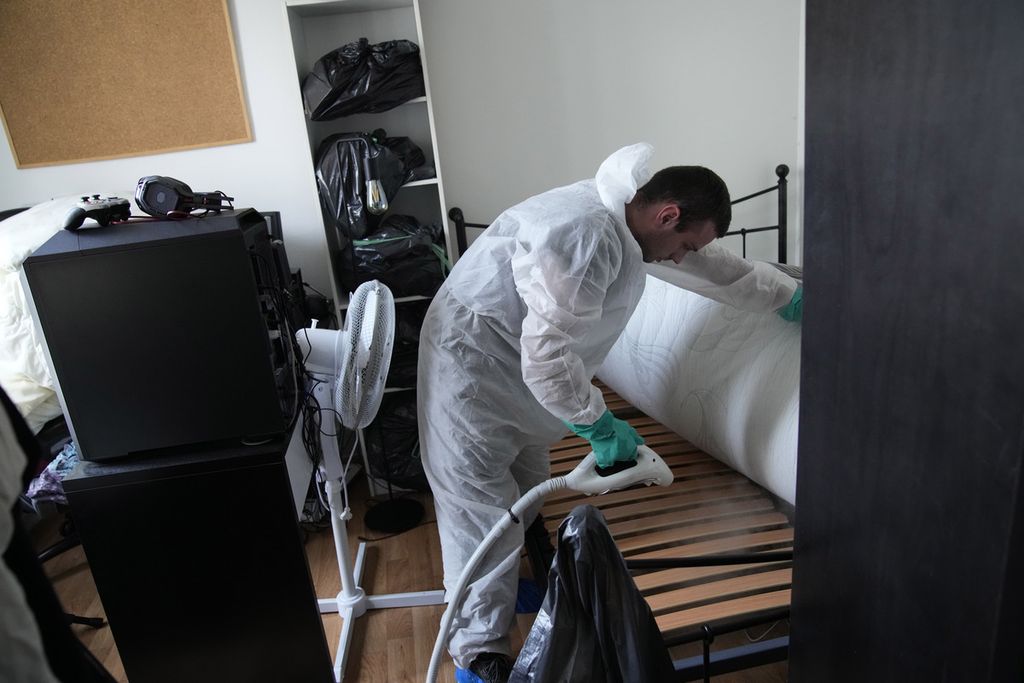 Teknisi pembasmi hama Lucas Pradalier menyemprot kasur di apartemen di Paris, Perancis, Rabu (4/10/2023), di tengah meningkatnya kekhawatiran warga terkait serangan kutu busuk. 