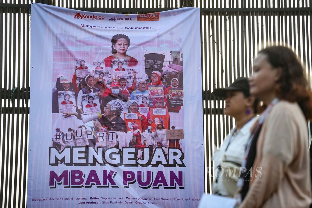 Poster film <i>Mengejar Mbak Puan</i> yang diluncurkan di depan Gedung DPR, Jakarta, Kamis (12/10/2023). Film ini bercerita tentang bagaimana para pekerja rumah tangga memperjuangkan Rancangan Undang-Undang Perlindungan Pekerja Rumah Tangga agar segera disahkan menjadi UU. 