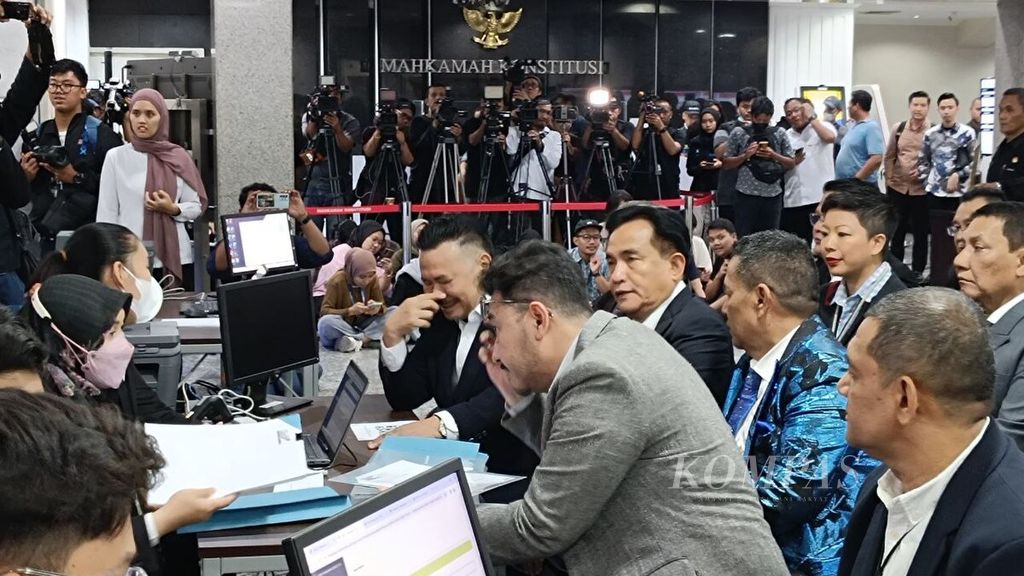 Menanggapi sengketa hasil Pemilu Presiden 2024 yang diajukan kandidat pilpres Anies-Muhaimin dan Ganjar-Mahfud, tim Prabowo-Gibran mendatangi MK pada Senin (25/3/2024) malam sekitar pukul 21.00. 
