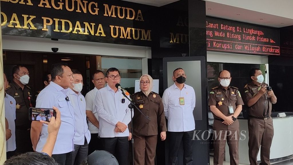 Jaksa Agung Muda Tindak Pidana Umum Kejaksaan Agung Fadil Zumhana di Kompleks Kejaksaan Agung, Jakarta, pada Rabu (5/10/2022), memberikan keterangan pers.