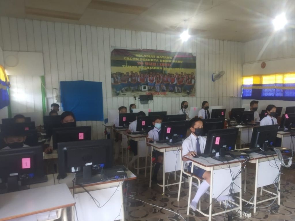 Siswa dan guru SMP di Kecamatan Krayan, Nunukan, Kalimantan Utara, mengikuti asesmen nasional dengan menumpang di ruang komputer salah satu SMA, Senin (4/10/2021). Itu harus dilakukan karena daerah mereka tidak terjangkau akses internet.