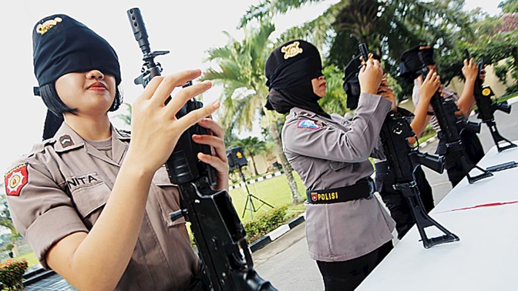 Sejumlah polisi wanita (polwan) menunjukkan kemampuan merakit senjata dengan mata tertutup saat peresmian polwan patroli wisata di Mapolres Blitar, Jawa Timur, beberapa waktu lalu.