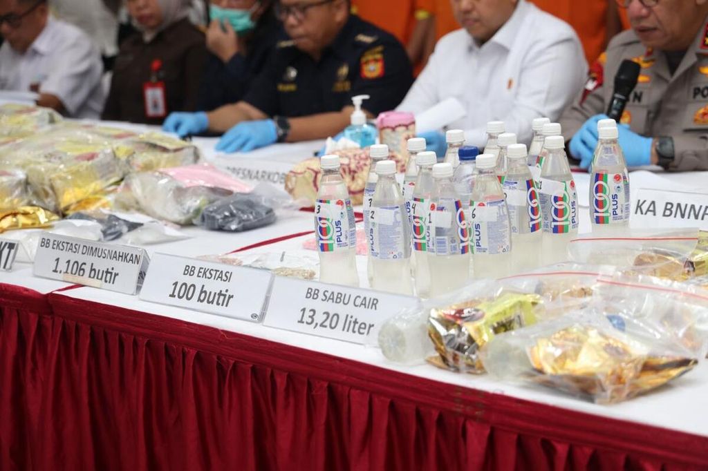Evidence of liquid crystal methamphetamine was shown during a press conference at the Riau Islands Police Headquarters in Batam City, Monday (29/4/2024).