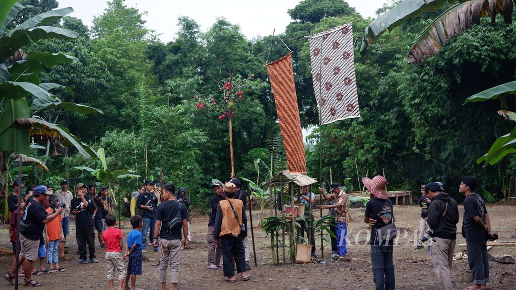 Warga bersiap melaksanakan ritual adat Melatu Wini sebelum menugal atau menanam padi di ladang pada Festival Melatu Wini 2023 di Desa Liyu, Kecamatan Halong, Kabupaten Balangan, Kalimantan Selatan, Sabtu (2/12/2023). 