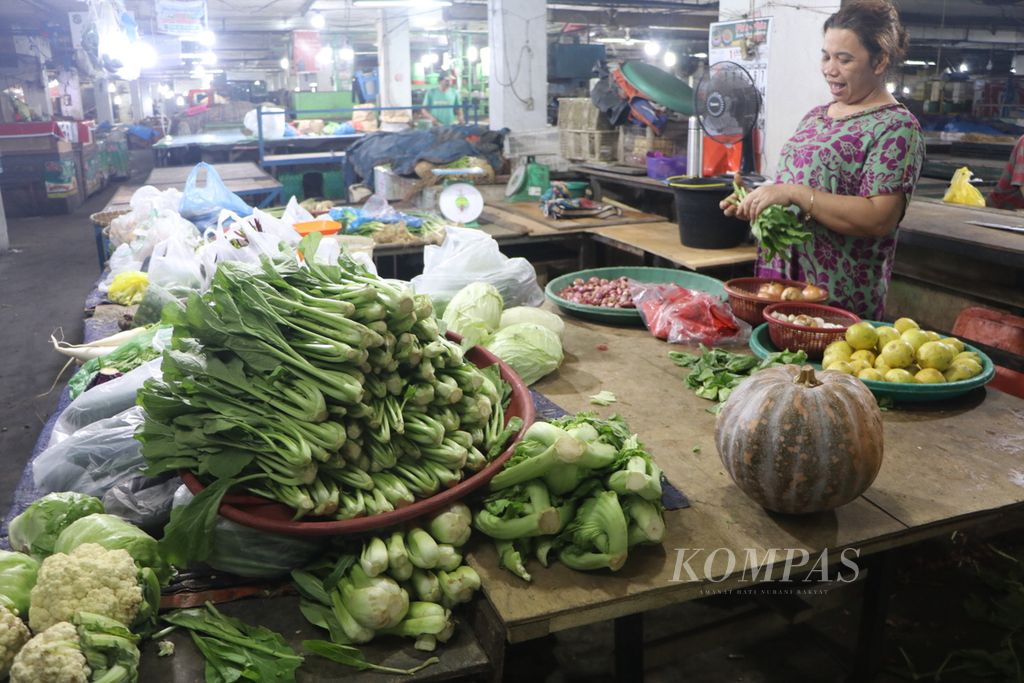 Pedagang menjajakan sejumlah bahan pokok di Pasar Petisah, Medan, Sumatera Utara, Senin (19/12/2022). 