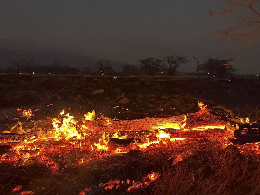 Api membakar di Kihei, Hawaii pada Rabu (9/8/2023). Ribuan warga meninggalkan rumahnya akibat peristiwa ini.