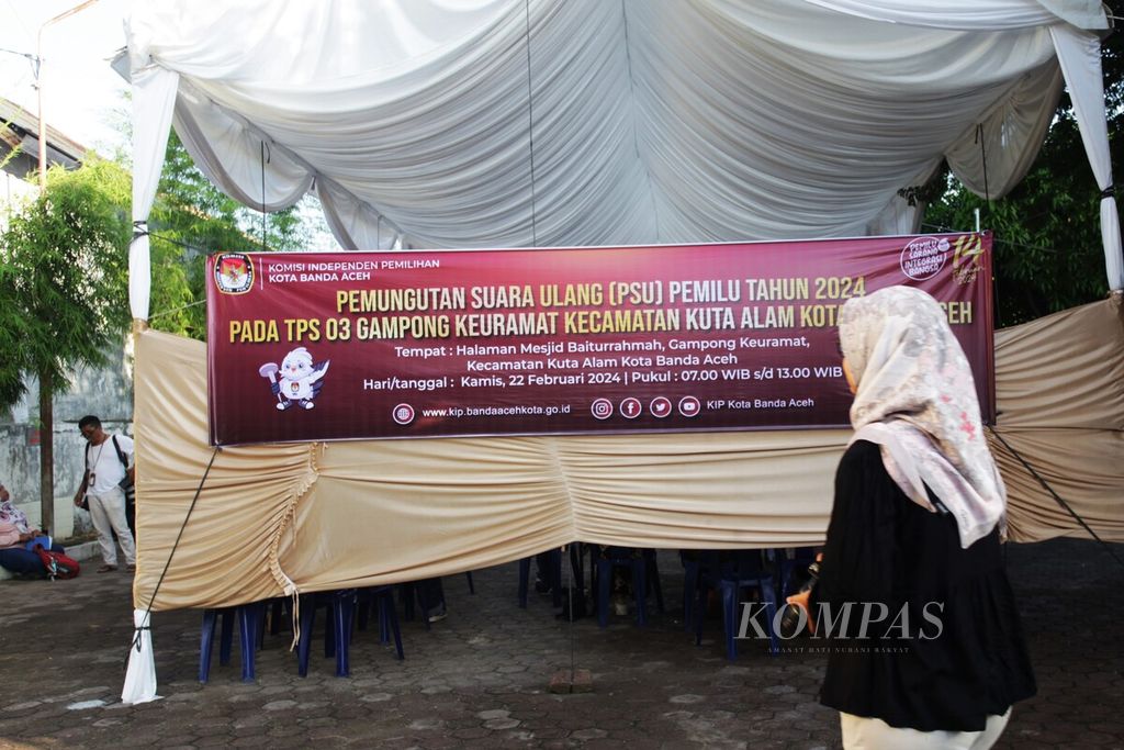 Suasana tempat pemungutan suara ulang di TPS 3 Kampung Keuramat, Kecamatan Kuta Alam, Kota Banda Aceh, Aceh.