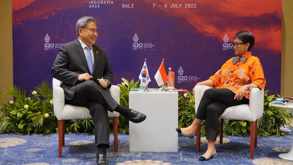 Menteri Luar Negeri Indonesia Retno Marsudi menggelar pertemuan bilateral dengan Menteri Luar Negeri Korea Selatan Park Jin At di Nusa Dua, Kabupaten Badung, Bali, Kamis (7/7/2022). 