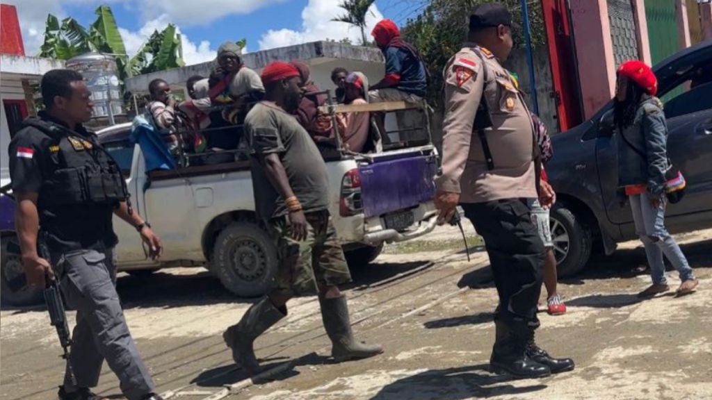 Aparat kepolisian menangkap seorang warga berinisial SG di Kabupaten Dogiyai, Papua Tengah, Selasa (22/11/2022). SG yang menjabat sebagai Ketua Komite Nasional Papua Barat diduga sebagai provokator dalam kerusuhan di ibu kota Dogiyai pada 12 November 2022.