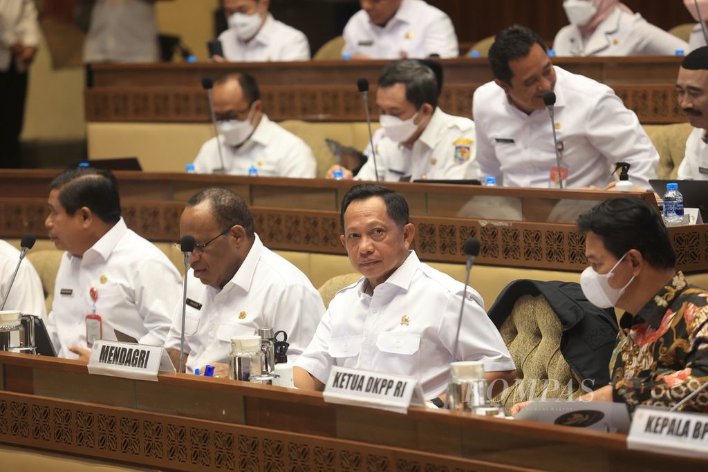 Menteri Dalam Negeri Tito Karnavian (dua dari kanan) didampingi Wakil Mendagri John Wempi Wetipo (dua dari kiri) dan Sekjen Kemendagri Suhajar Diantoro (kiri) mengikuti rapat kerja dengan Komisi II DPR di Kompleks Parlemen, Senayan, Jakarta, Rabu (21/9/2022). 