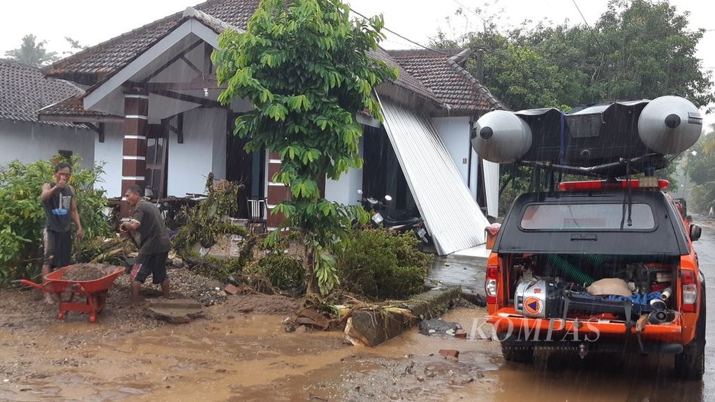 Kendaraan dan perahu karet masih disiagakan oleh Badan Penanggulangan Bencana Daerah Kabupaten Malang di Desa Sitiarjo, Kecamatan Sumbermanjing Wetan, Kabupaten Malang, Jawa Timur, Selasa (18/10/2022), guna mengantisipasi intensitas hujan yang masih tinggi.
