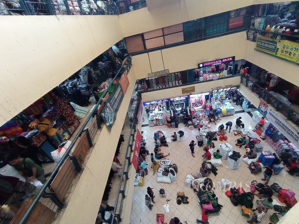 Suasana di Pasar Cipulir, Jakarta Selatan, Selasa (29/3/2022). Pengunjung berdatangan untuk membeli pakaian dan perlengkapannya menjelang Ramadhan.