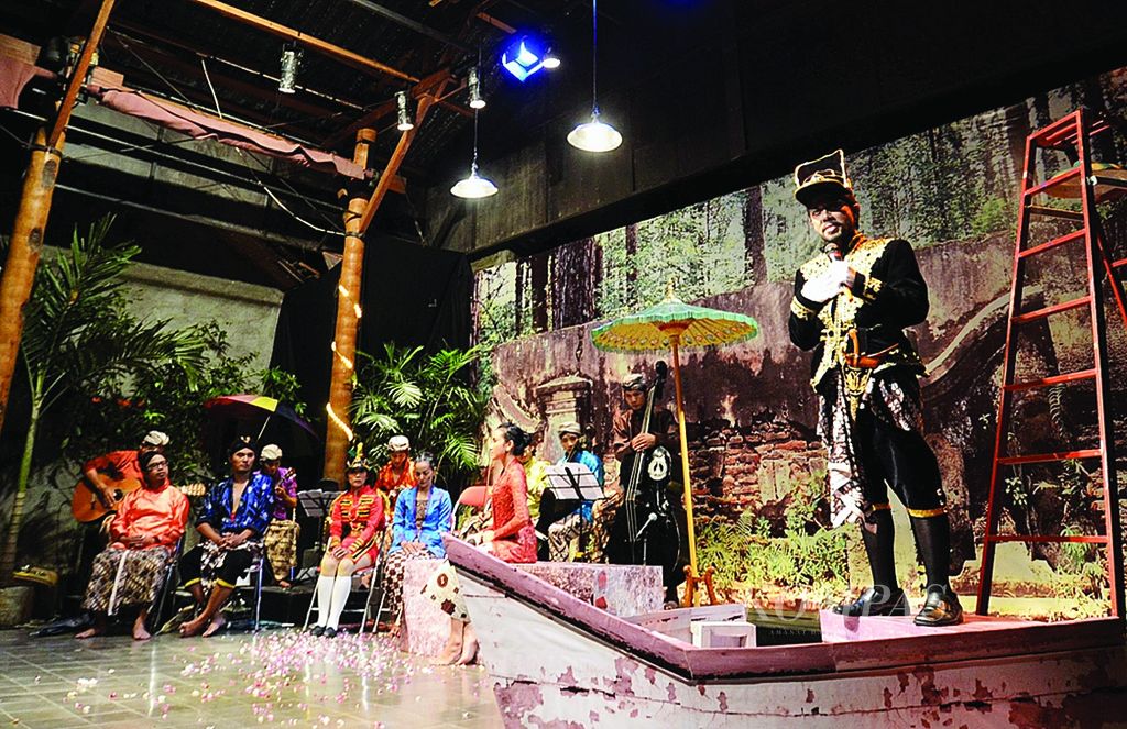 Cerita kegigihan Rara Mendut melawan hegemoni kekuasaan dirangkai dalam pertunjukan musikal keroncong oleh Teater Garasi bersama Keroncong Irama Tongkol Teduh dalam sebuah pertunjukan musikal Krontjong Mendoet, Senin (27/2/2012) di Studio Teater Garasi, Yogyakarta.