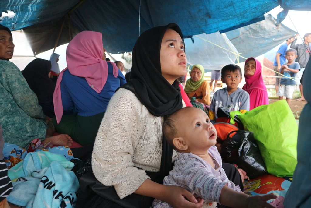 Residents of RT04 in Cibeureum Village, Cugenang, Cianjur, West Java in evacuation tents, after the earthquake in Cianjur, West Java, Monday (21/11/2022).