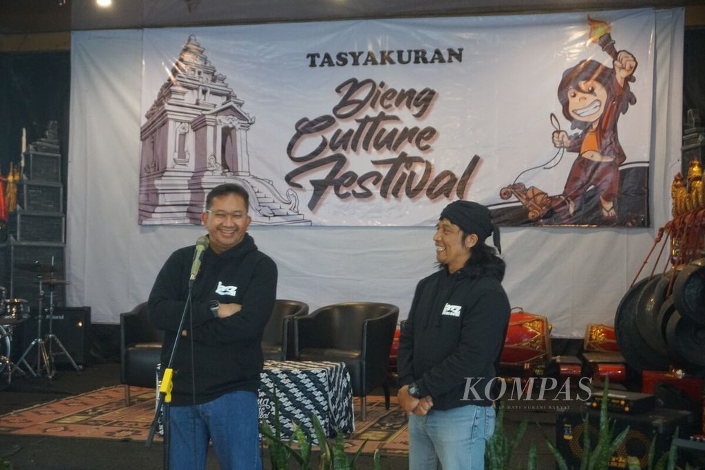 Kepala Kantor Perwakilan Bank Indonesia Purwokerto Rony Hartawan (kiri) dan Ketua Panitia Dieng Culture Festival 2023 Alif Faozi memberikan sambutan dalam peluncuran Dieng Culture Festival 2023 di Dieng, Banjarnegara, Jawa Tengah, Selasa (7/2/2023).