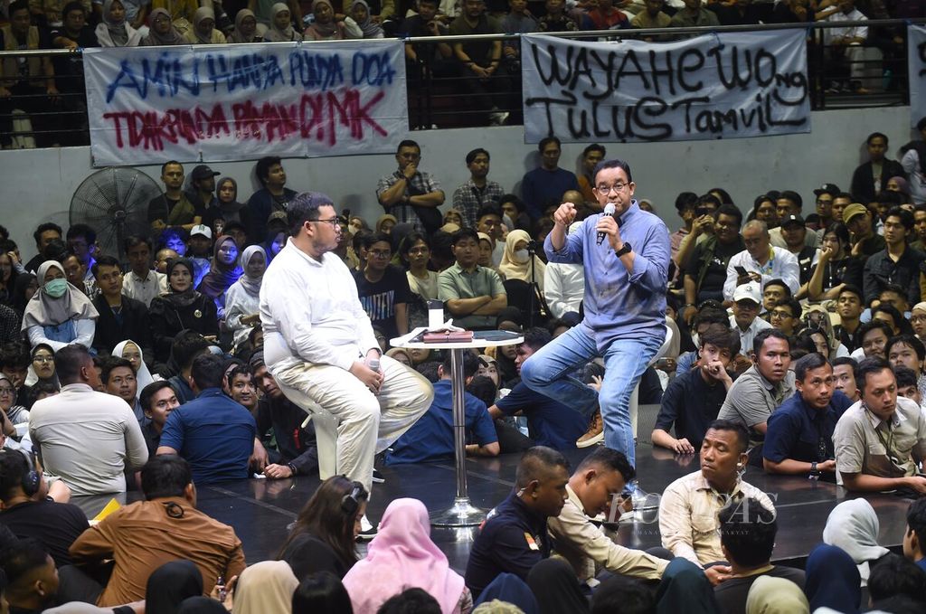 Calon presiden nomor urut 1, Anies Baswedan, menjawab pertanyaan di acara Desak Anies Chapter Finale di DBL Arena, Surabaya, Jumat (9/2/2024). 
