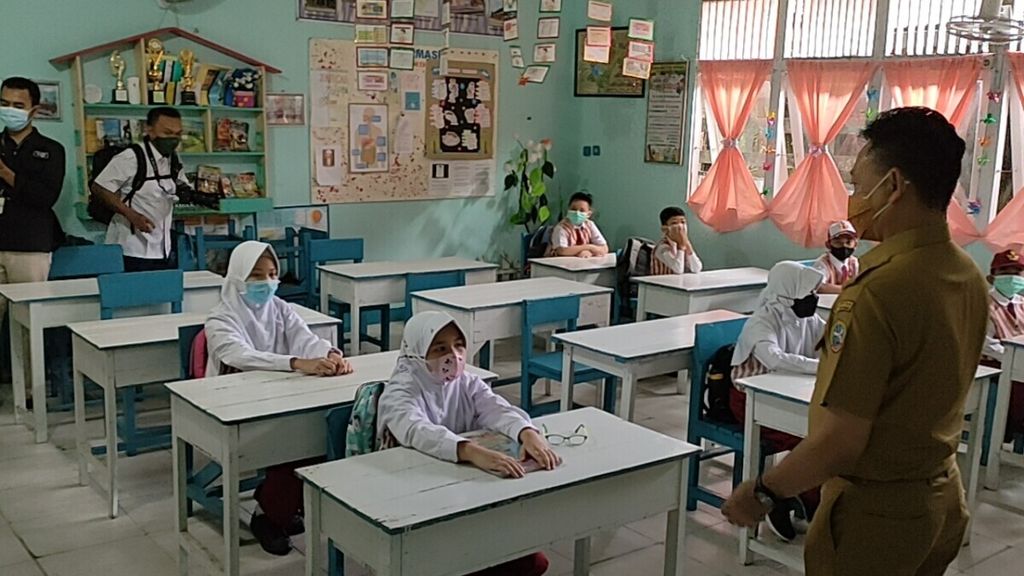 Wali Kota Pontianak, Kalimantan Barat, Edi Rusdi Kamtono meninjau pembelajaran tatap muka di salah satu sekolah, Senin (30/8/2021). 
