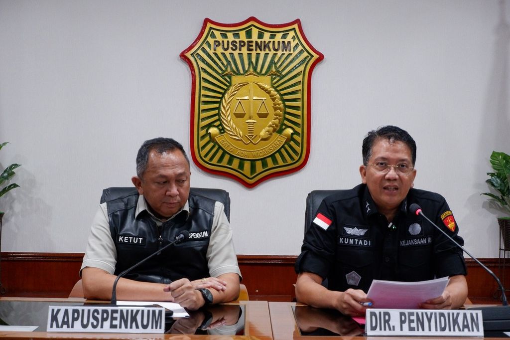 Direktur Penyidikan Jaksa Agung Muda Tindak Pidana Khusus Kejaksaan Agung Kuntadi (kanan) dan Kepala Pusat Penerangan Hukum Kejagung Ketut Sumedana dalam jumpa pers daring, Selasa (30/1/2024). 