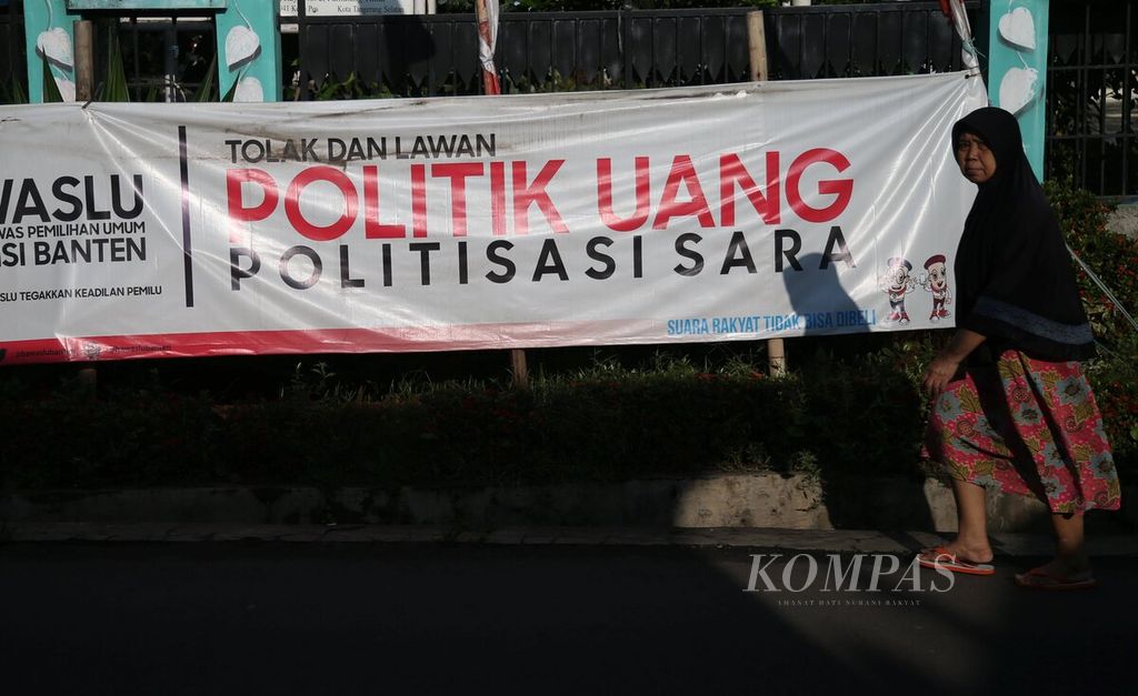 Spanduk ajakan memerangi politik uang dan politisasi sara saat pilkada terpasang di kawasan Pamulang Timur, Tangerang Selatan, Banten, Selasa (31/3/2020).