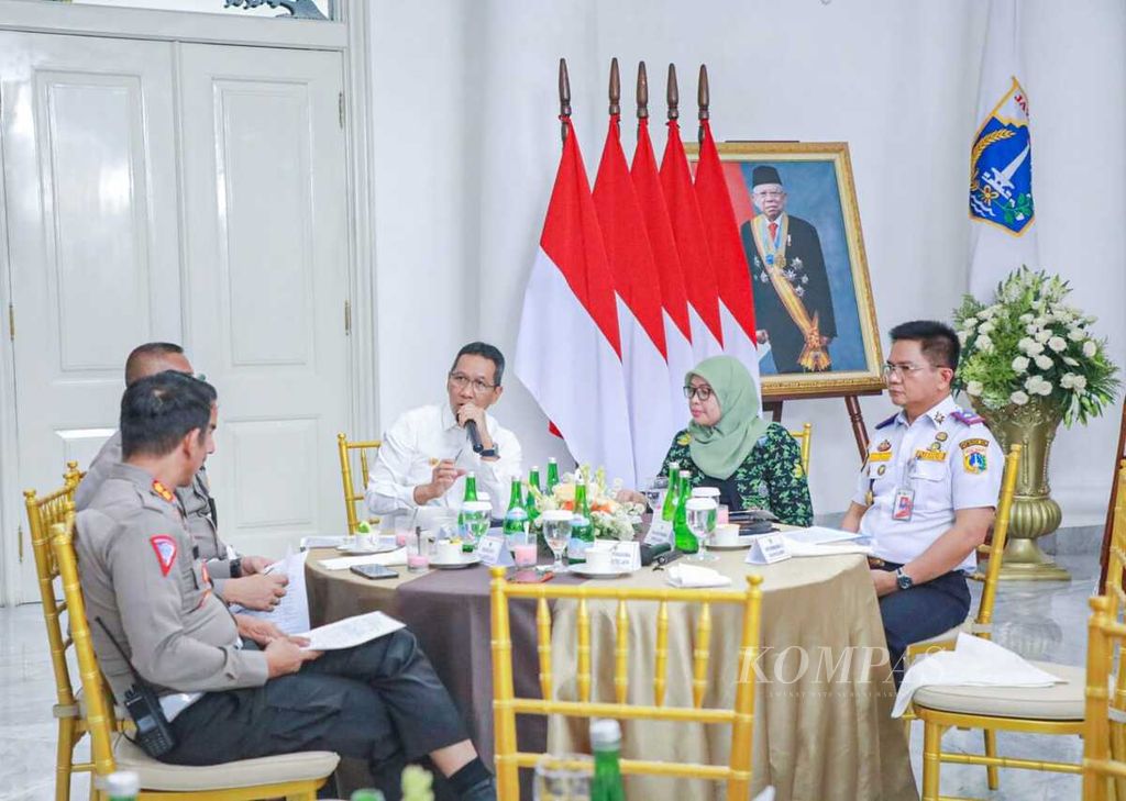 Penjabat Gubernur DKI Jakarta Heru Budi Hartono (tengah) di Balai Kota DKI Jakarta menyampaikan paparan persiapan DKI Jakarta sebagai tuan rumah KTT Ke-43 ASEAN pada 5-7 September 2023. 