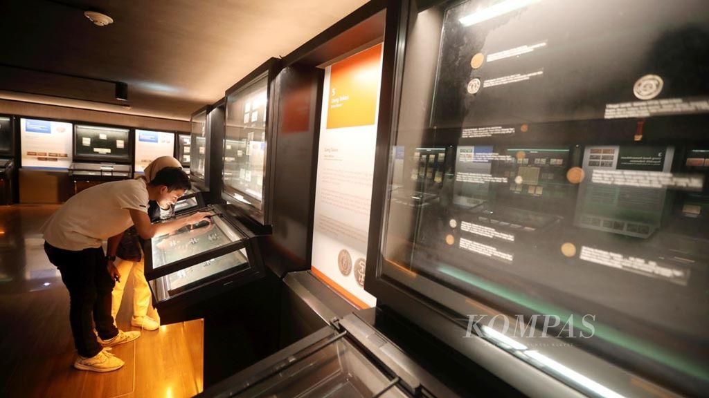 Pengunjung mengamati koleksi uang RI dari masa ke masa di Museum Bank Indonesia, Jakarta, Rabu (9/1/2019). Museum tersebut telah direnovasi dengan pendekatan teknologi modern agar menarik minat anak muda untuk berkunjung.