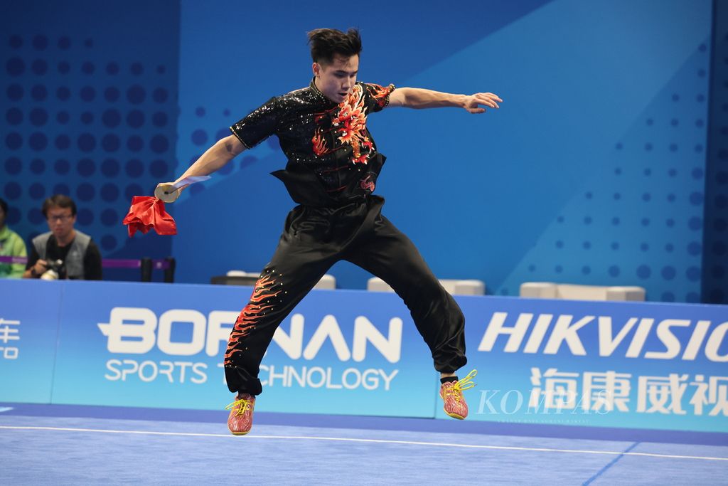 Atlet wushu Indonesia, Seraf Naro Siregar, beraksi dalam nomor <i>daoshu</i> (golok) di Xiaoshan Guali Sports Centre di kota Hangzhou, Provinsi Zhejiang, China, Rabu (27/9/2023). 