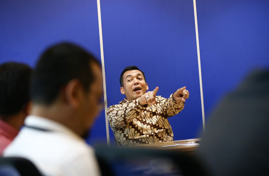 Presiden Direktur PT Krakatau Steel (Persero) Tbk Silmy Karim memberikan keterangan terkait industri baja di Tanah Air dalam kunjungannya ke Tedaksi Harian <i>Kompas</i> di Menara Kompas, Jakarta Pusat, Senin (29/7/2019). 